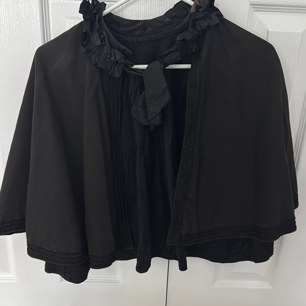 Very Vintage Elegant Black Women's Sweater Cape